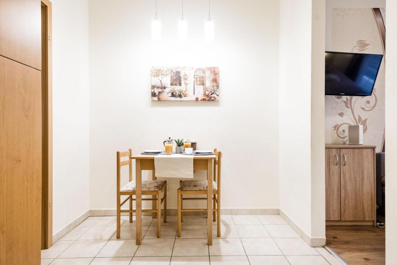 Downtown Charm With Balcony And Garden View — Photos 3