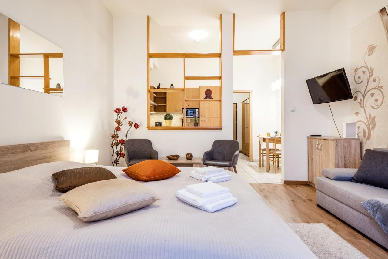 Downtown Charm With Balcony And Garden View — Photos 1