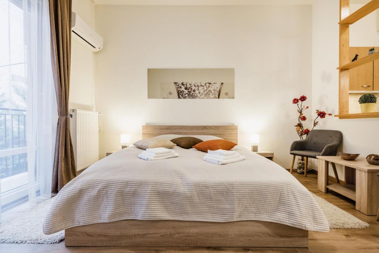 Downtown Charm With Balcony And Garden View — Photos 2